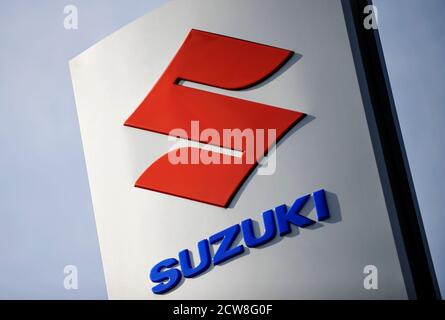 Suzuki Motor Corporation Logo auf einem ihrer Autohändler Showrooms gesehen. Stockfoto