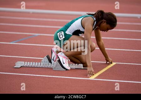 Austin, TX 10. Mai 2008: Schwarze Läuferin im Startblock vor ihrem Sprintrennen auf der Texas High School State Championship Track and Field treffen sich an der University of Texas in Austin. ©Bob Daemmrich Stockfoto