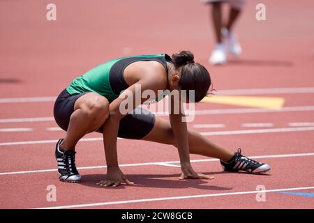 Austin, TX 10. Mai 2008: Afroamerikanische Mädchen streckt sich vor ihrem Rennen auf der Texas High School State Championship Track an der University of Texas in Austin. ©Bob Daemmrich Stockfoto