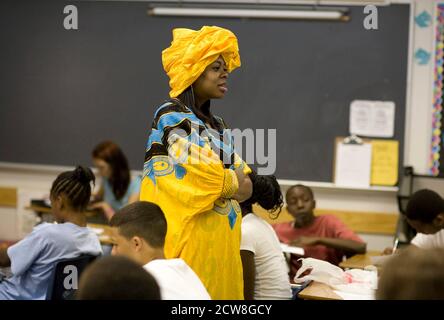 Pflugerville, TX 2. Juni 2008: Schwarze Mathematiklehrerin nigerianischer Abstammung trägt traditionelle nigerianische Kleidung in ihrem Klassenzimmer während des "Diversity Day" der Park Crest Mittelschule, der ethnische Speisen, Skits, Lyriklesungen und Musik beinhaltete. © Bob Daemmrich Stockfoto