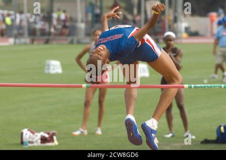 Austin, TX 10. Mai 2008: Afroamerikanisches Mädchen geht über die Sprungstange beim Texas High School State Championships Track and Field Meet an der University of Texas in Austin. ©Bob Daemmrich Stockfoto