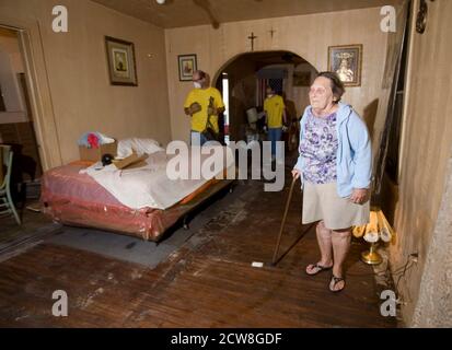 Galveston, TX 27. September 2008: Mehr als zwei Wochen nachdem Hurrican Ike Galveston Island und Ost-Texas verwüstet hat, leben einige Galveston-Bewohner noch immer unter qualhaften Bedingungen. Patricia Aguilar, 75, von 1911 Avenue N auf der Ostseite, schläft auf einer feuchten und schimmeligen Matratze, bis Freiwillige aus einer Kirchengruppe hereinkamen, um ihr Haus von verfaulten Lebensmitteln und Möbeln zu räumen. ©Bob Daemmrich Stockfoto