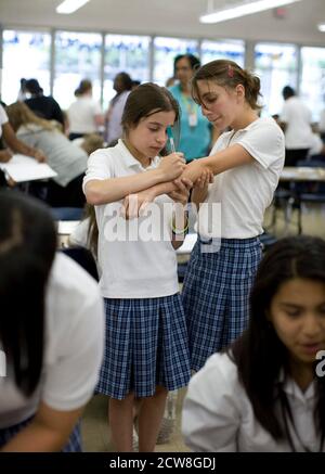 Austin, TX 3. Juni 2008: Am letzten Schultag unterzeichnen sich die Schulleiter der sechsten und siebten Klasse der Ann Richards School for Young Women Leaders Abschiedsbotschaften auf den Armen. ©Bob Daemmrich Stockfoto