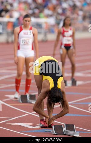 Austin, TX 10. Mai 2008: Afroamerikanische Mädchen streckt vor ihrem Rennen auf der Texas High School State Championship Track treffen sich an der University of Texas in Austin ©Bob Daemmrich Stockfoto