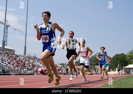 Austin, TX 10. Mai 2008: Jungs treten beim 1600-Meter-Lauf auf der Texas High School State Championship Track an der University of Texas in Austin an. ©Bob Daemmrich Stockfoto