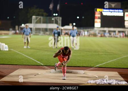 Austin, TX 10. Mai 2008: Schwarzes Mädchen bereitet sich auf Schrotfut auf der Texas High School State Championship Track treffen an der University of Texas in Austin werfen. ©Bob Daemmrich Stockfoto