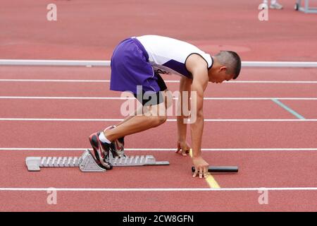 Austin, TX 10. Mai 2008: Hispanischer Mann wartet im Startblock auf den Beginn seines Staffellaufs auf dem Texas High School State Championship Track Meet an der University of Texas in Austin. ©Bob Daemmrich Stockfoto