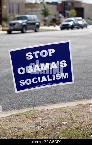 Austin, Texas 4. November 2008: Wahltag auf der überwiegend afroamerikanischen Nahost-Seite der Innenstadt von Austin mit Anti-Barack Obama-Zeichen vor einem Wahllokal. ©Bob Daemmrich Stockfoto