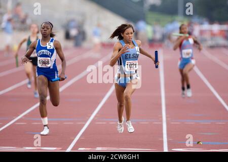 Austin, TX 10. Mai 2008: Afroamerikanische Mädchen laufen die Beine der 400-Meter-Staffel auf der Texas High School State Championship Track Meet an der University of Texas in Austin. ©Bob Daemmrich Stockfoto