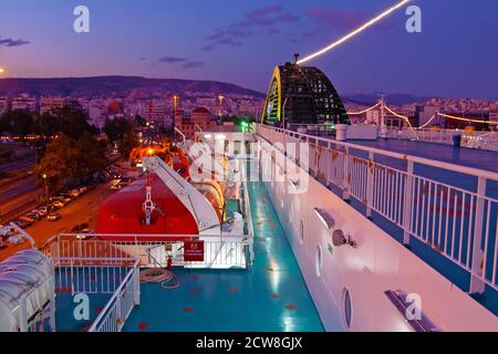 ATHEN, GRIECHENLAND - 18. OKTOBER 2010: Blick vom Oberdeck der Fähre auf die Fähre und den Hafen Stockfoto