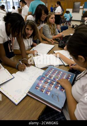 Austin, TX 3. Juni 2008: Am letzten Schultag unterzeichnen sich die Schulkinder der sechsten und siebten Klasse der Ann Richards School for Young Women Leaders in den Jahrbüchern der jeweils anderen. ©Bob Daemmrich Stockfoto