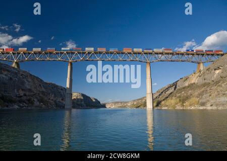 Val Verde County Texas USA, 13. März 2008: Ein Güterzug nach Westen, der nach El Paso, TX, fährt, rumpelt über die hohe Brücke über den Pecos River, etwa 8 Meilen stromaufwärts, von wo er im Südwesten von Texas auf den Rio Grande River trifft. Die Brücke liegt etwa 200 Meter über dem Wasserstand. ©Bob Daemmrich Stockfoto