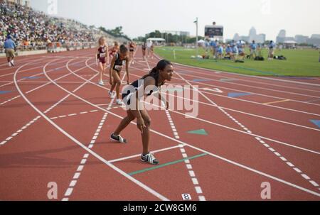 Austin, TX 10. Mai 2008: Afroamerikanische Mädchen wird auf den Start ihres Langstreckenrennens beim Texas High School State Championship Track Meet an der University of Texas in Austin eingestellt. ©Bob Daemmrich Stockfoto