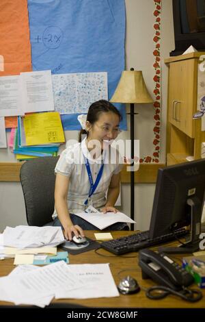 Pflugerville, TX 2. Juni 2008: Chinesische Mathematiklehrerin arbeitet an einem Computer an der Park Crest Middle School, einer großen Vorstadtschule in der Nähe von Austin. ©Bob Daemmrich Stockfoto