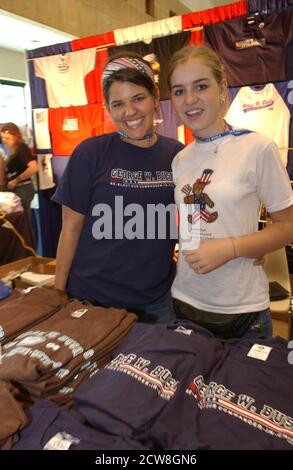 Weibliche Studenten verkaufen T-Shirts am College Young Republicans Stand während der Republican Party of Texas State Convention 2004 in San Antonio, Texas. ©Bob Daemmrich Stockfoto