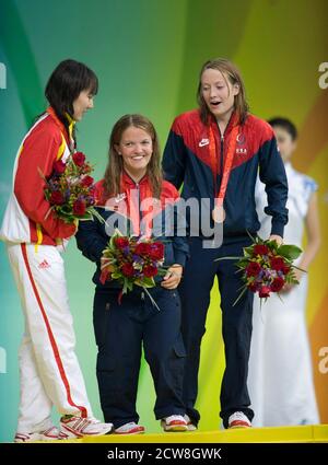 Peking, China, 7. September 2008: Schwimmaktion am ersten Wettkampftag bei den Paralympischen Spielen in Peking, mit (l bis r) Min Huanh aus China, dem zweiten Platz in der SM7-Damen-200-Meter-Medley, der Goldmedaillengewinnerin Erin Popovich (c) aus Minneapolis, MN, USA und der Bronzemedaillengewinnerin Courtney Jordan aus den USA. ©Bob Daemmrich Stockfoto