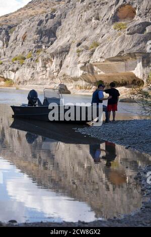 Langtry, TX 13. März 2008: Die Familie erkundet den abgelegenen Pecos River in Val Verde County, TX, etwa 12 Meilen stromaufwärts, von wo der Fluss auf den Rio Grande River trifft. ©Bob Daemmrich Stockfoto