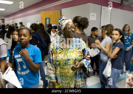 Pflugerville, TX 2. Juni 2008: Afroamerikanische Weltgeographielehrerin nigerianischer Abstammung im Schulflur während des jährlichen "Diversity Day" der Park Crest Middle School mit ethnischem Essen, Skits, Gedichtlesungen und Musik. ©Bob Daemmrich Stockfoto