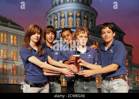 Austin, TX: 3. Mai 2008. Die Gewinner der Mittelschule der achten Klasse des Texas Quiz Show Wettbewerbs am Texas History Day im Bob Bullock State History Museum, wo Schüler Geschichte mit Spielen, Ausstellungen und Spielshows erleben. ©Bob Daemmrich Stockfoto