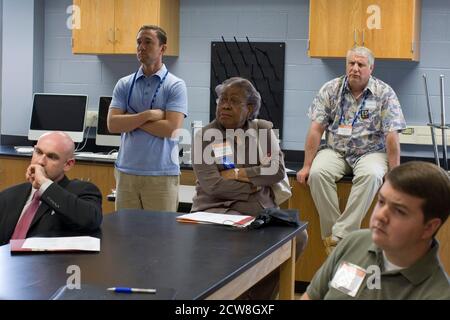 Manor, Texas: 30. Juni 2008: Pädagogen hören sich eine Präsentation auf einer landesweiten Bildungskonferenz an, bei der Schulverwalter die Manor New Tech High School beobachten können. Die Schule ist ein High-School-Modell für Lernkonzepte wie Computertechnik, neue Medien, Grafikdesign und Informationstechnologie. ©Bob Daemmrich Stockfoto