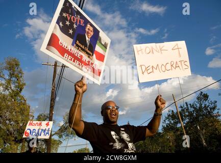 Austin, Texas 4. November 2008: Wahltag auf der überwiegend afroamerikanischen Nahost-Seite der Innenstadt von Austin, der Barack Obama-Unterstützer Karlton Sneed vor einem Wahllokal zeigt. ©Bob Daemmrich/ Stockfoto