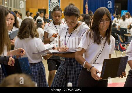 Austin, TX 3. Juni 2008: Am letzten Schultag unterzeichnen sich die Schulkinder der sechsten und siebten Klasse der Ann Richards School for Young Women Leaders in den Jahrbüchern der jeweils anderen. Die Testergebnisse für das erste Jahr der Schule, in dem Mädchen Uniformen tragen, übertrafen alle Erwartungen. ©Bob Daemmrich Stockfoto