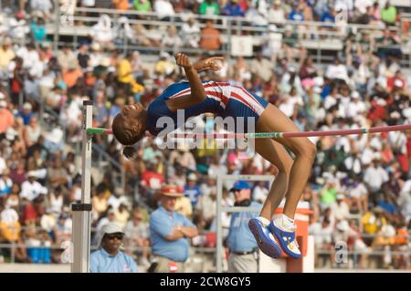 Austin, TX 10. Mai 2008: Afroamerikanisches Mädchen geht über die Sprungstange beim Texas High School State Championships Track and Field Meet an der University of Texas in Austin. ©Bob Daemmrich Stockfoto