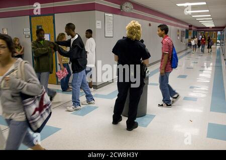Pflugerville, TX 2. Juni 2008: Polizist (c) patrouilliert zwischen den Klassen in den Hallen der Park Crest Mittelschule ©Bob Daemmrich Stockfoto