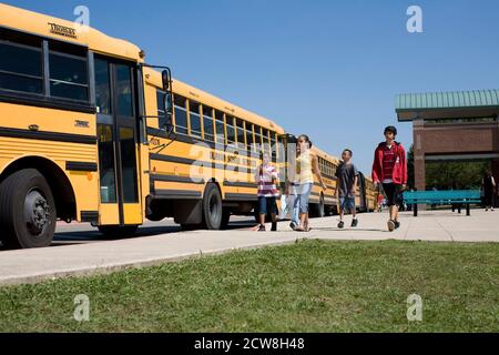 Pflugerville, TX 2. Juni 2008: Mittelschüler verlassen in Bussen an der Park Crest Mittelschule in einem Vorort von Austin. ©Bob Daemmrich Stockfoto