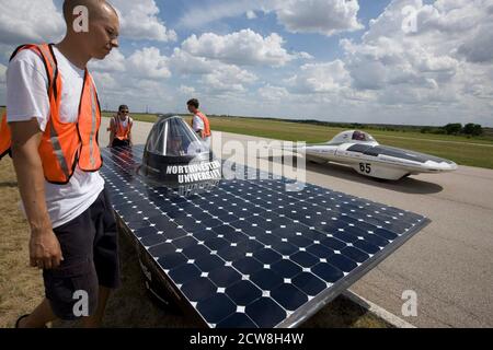 Cresson, TX 10. Juli 2008: Team aus Northwestern (Evanston, IL) auf der Seite der Strecke nach einer Reparatur als College-Solar-Autorennen Teams aus den Vereinigten Staaten, Kanada und Deutschland fahren Qualifikationsrunden für das North American Solar Challenge-Autorennen, das in Plano vor Dallas beginnt und Ende Juli in Calgary, Alberta, Kanada, endet. ©Bob Daemmrich/ Stockfoto