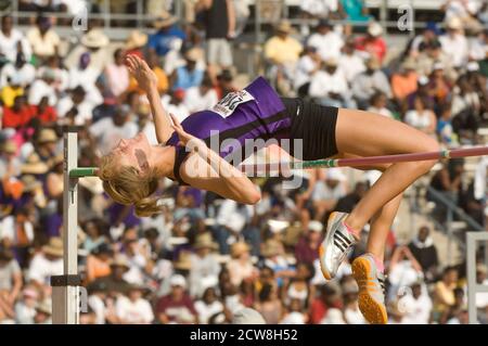 Austin, TX 10. Mai 2008: Anglo-Mädchen geht über High-Jump-Bar bei der Texas High School Track and Field State Championship treffen an der University of Texas in Austin. ©Bob Daemmrich/ Stockfoto