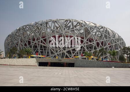 Peking, China 4. September 2008: Blick auf das Nationalstadion, allgemein bekannt als das "Vogelnest" auf dem Olympischen Grün in Peking, China. ©Bob Daemmrich Stockfoto