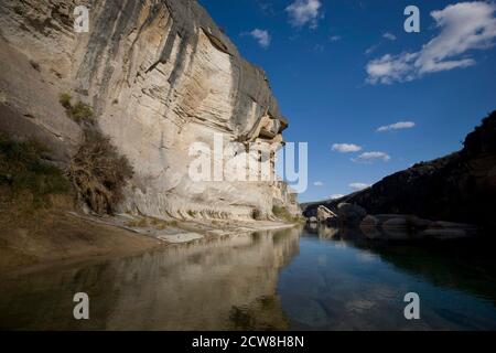 Langtry, TX 12. März 2008: Große Kalksteinbrocken säumen den Pecos River Kanal, der flussabwärts zum Rio Grande River im südlichen Val Verde County, TX, blickt. Der Fluss war eine bedeutbare Nord-Süd-Barriere für Cattlemen und Frontiersmen in Texas' frühen Tagen. ©Bob Daemmrich Stockfoto