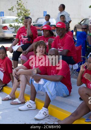 Bastrop, TX 21. Juni 2008: Paradebeobachter bei einer Juneteenth-Feier in der historisch afroamerikanischen Stadt Bastrop, außerhalb von Austin. Der 19. Juni feiert den Tag (1865. Juni  ), an dem die Soldaten der Union in Galveston, TX, landeten und das Ende der Sklaverei und des Bürgerkriegs ankündigten. ©Bob Daemmrich Stockfoto