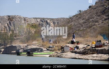 Comstock, TX 12. März 2008: Fischer campen auf der mexikanischen Seite des Rio Grande auf halbem Weg zwischen Comstock und Langtry auf einem isolierten Abschnitt des Rio Grande. Erhöhte Patrouillen durch die US-Grenzpatrouille hat dazu beigetragen, den Schmuggel entlang der abgelegenen Strecken des Flusses zu verringern. ©Bob Daemmrich Stockfoto