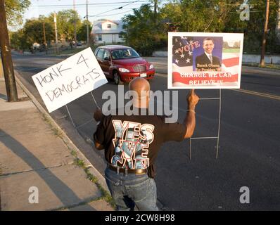 Austin, Texas 4. November 2008: Wahltag auf der überwiegend afroamerikanischen Nahost-Seite der Innenstadt von Austin, der Barack Obama-Unterstützer Karlton Sneed vor einem Wahllokal zeigt. ©Bob Daemmrich Stockfoto