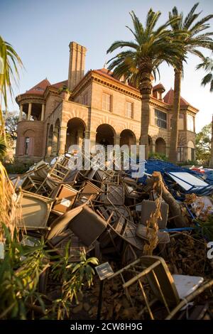 Galveston, Texas 27. September 2008: Ein Müllhaufen bedeckt das Gelände vor dem historischen Sealy Mansion im historischen Galveston, während die Bewohner mehr als zwei Wochen nach dem Hurrikan Ike die Texas Coast heimgesucht haben, um das Chaos zu beseitigen. ©Bob Daemmrich Stockfoto