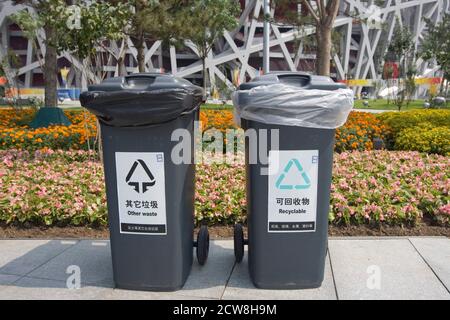 Peking, China 4. September 2008: Recycling-Container auf dem platz vor dem Nationalstadion bei den Olympischen Spielen in Peking. ©Bob Daemmrich Stockfoto