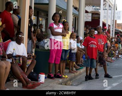 Bastrop, TX 21. Juni 2008: Paradebeobachter bei einer Juneteenth-Feier in der historisch afroamerikanischen Stadt Bastrop, außerhalb von Austin. Der 19. Juni feiert den Tag (1865. Juni  ), an dem die Soldaten der Union in Galveston, TX, landeten und das Ende der Sklaverei und des Bürgerkriegs ankündigten. ©Bob Daemmrich Stockfoto