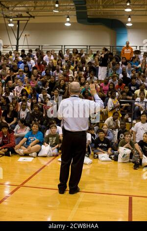 Pflugerville, TX 2. Juni 2008: Ein Schulleiter der Mittelschule spricht bei einer Versammlung an der Park Crest Middle School zu seinen Schülern. ©Bob Daemmrich Stockfoto