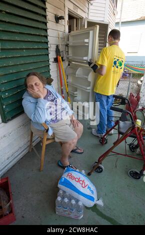 Galveston, TX 27. September 2008: Mehr als zwei Wochen nach dem Hurrikan Ike, der Galveston Island und Ost-Texas heimgesucht hat, leben einige Bewohner Galvestons immer noch unter kitschigen Bedingungen. Patricia Aguilar, 75, von der 1911 Avenue N auf der Ostseite, hatte auf einer feuchten und schimmeligen Matratze geschlafen, bis Freiwillige aus einer Kirchengruppe hereinkamen, um ihr Haus von verfaulten Lebensmitteln und Möbeln zu reinigen. ©Bob Daemmrich Stockfoto