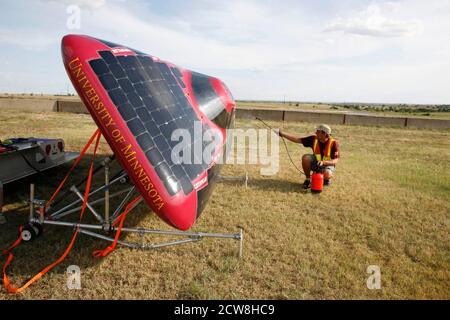 Cresson, TX, 10. Juli 2008: Die Solaranlagen der Universität von Minnesota werden mit Wasser gekühlt, während College-SolarAutorennen aus den USA, Kanada und Deutschland Qualifikationsrunden für das North American Solar Challenge-Autorennen machen, das in der Nähe von Dallas beginnt und Ende Juli in Calgary, Alberta, Kanada, endet. ©Bob Daemmrich Stockfoto