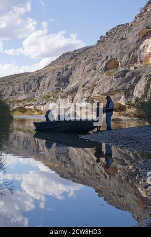 Langtry, TX 13. März 2008: Die Familie erkundet den abgelegenen Pecos River in Val Verde County, TX, etwa 12 Meilen stromaufwärts, von wo der Fluss auf den Rio Grande River trifft. ©Bob Daemmrich Stockfoto