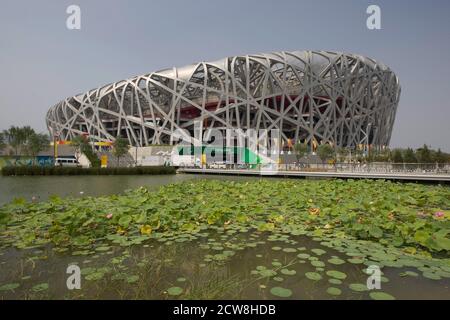 Peking, China 4. September 2008: Blick auf das Nationalstadion, allgemein bekannt als das "Vogelnest" auf dem Olympischen Grün in Peking, China. ©Bob Daemmrich Stockfoto