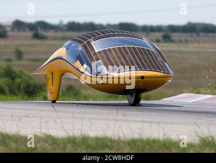 Cresson, TX, 10. Juli 2008: Deutschlands einzigartige Autorennen der FH Bochum University qualifizieren sich als College-Solarauto-Rennteams aus den USA, Kanada und Deutschland absolvieren Qualifikationsrunden für das North American Solar Challenge-Autorennen, das in Plano bei Dallas beginnt und Ende Juli in Calgary, Alberta, Kanada, endet. ©Bob Daemmrich/ Stockfoto