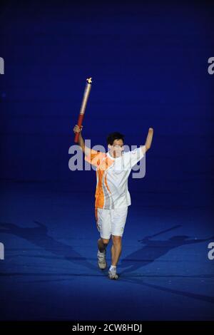 Peking, China 6. September 2008: Paralympischer Fackelleiter bei der Eröffnungsfeier der Paralympics in Peking im Nationalstadion Chinas, bekannt als Vogelnest. ©Bob Daemmrich Stockfoto