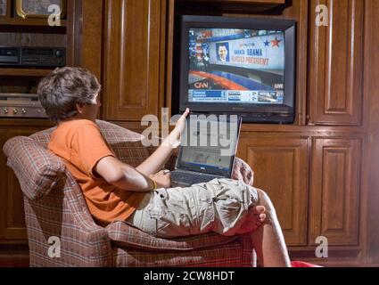 Austin, Texas 4. November 2008: High School Student (14) überwacht Wahlergebnisse im Internet und Fernsehen während des historischen Sieges für Barack Obama als Präsident der Vereinigten Staaten am 4. November 2008. ©Bob Daemmrich Stockfoto