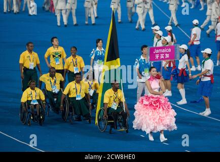 Peking, China 6. September 2008: Jamaikanische Teammitglieder bei der Eröffnungsfeier der Pekinger Paralympics im chinesischen Nationalstadion, bekannt als Vogelnest. ©Bob Daemmrich Stockfoto