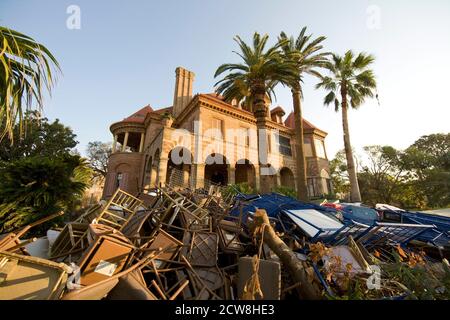 Galveston, Texas 27. September 2008: Ein Müllhaufen bedeckt das Gelände vor dem historischen Sealy Mansion im historischen Galveston, während die Bewohner mehr als zwei Wochen nach dem Hurrikan Ike die Texas Coast heimgesucht haben, um das Chaos zu beseitigen. ©Bob Daemmrich Stockfoto