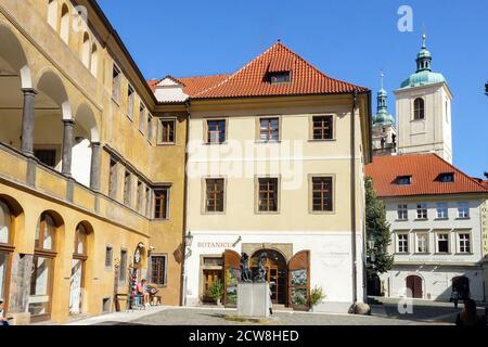 Prag Ungelt Hof in der Altstadt Granovsky Palace links Stockfoto